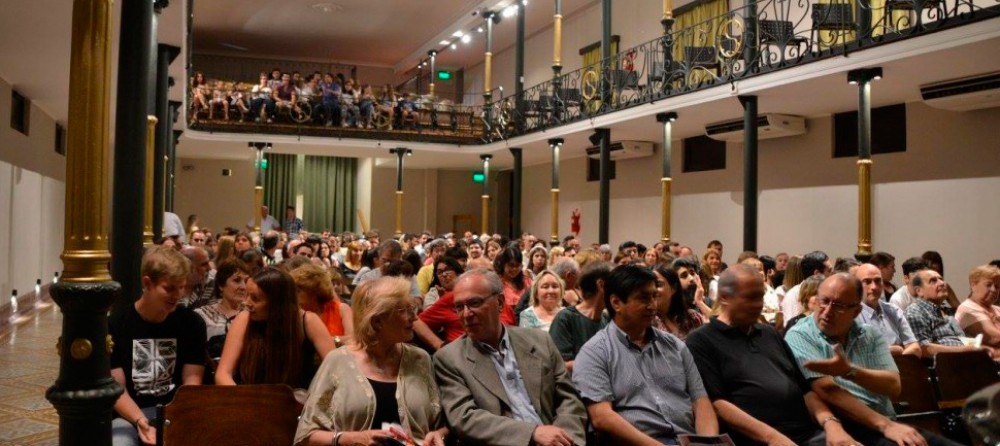 Hace tu presentación en el teatro Don Bosco